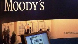 Η Moody's υποβάθμισε 15 τραπεζικούς κολοσσούς 