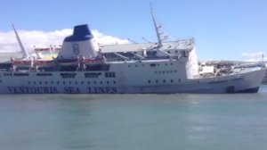 Βυθίζεται το πλοίο "Παναγία Τήνου" στο λιμάνι του Πειραιά!
