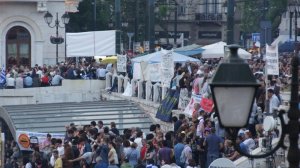 Διαδηλώνουν στο Σύνταγμα οι αγανακτισμένοι