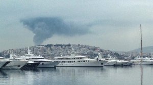 Φωτιά σε πλοίο στην επισκευαστική ζώνη στο Κερατσίνι. Βρέθηκε απανθρακωμένη σορός