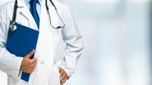 Τι αλλάζει στα όρια ηλικίας και στις συντάξεις των γιατρών