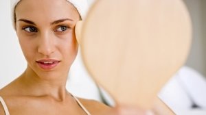 Τι πρέπει να προσέχουν το καλοκαίρι όσοι έχουν ακμή