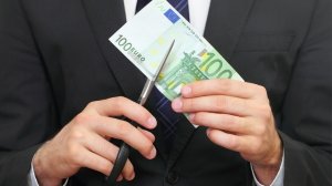 «Κόφτης» στις συντάξεις βουλευτών και νομαρχών!