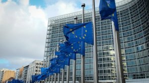 Κομισιόν: Ύφεση έως 4% φέτος – παράθυρο για ελάφρυνση χρέους