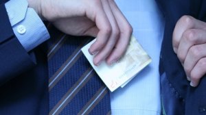 Παράνομη και Καταχρηστική η παρακράτηση μισθού ή σύνταξης από τις Τράπεζες