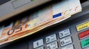 Capital controls: Αυξάνεται το εβδομαδιαίο όριο αναλήψεων