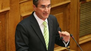 Όρους για να παραμείνει στο Υπουργείο βάζει ο Λοβέρδος