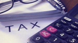 Πώς θα γίνεται η παρακράτηση φόρου σε μισθούς και συντάξεις