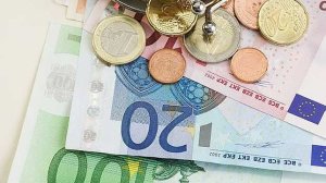 Σπάσανε τον κουμπαρά για να αντεπεξέλθουν στις υποχρεώσεις τους