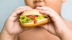 Παιδική παχυσαρκία: Τα μισά ελληνόπουλα αντιμετωπίζουν πρόβλημα