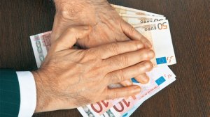 Από ποιο ποσό και πάνω επιτρέπεται η κατάσχεση μισθών και συντάξεων για χρέη προς τα ασφαλιστικά ταμεία