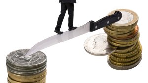 Με νέο «μαχαίρι» απειλούνται οι επικουρικές συντάξεις του ΤΕΑ-ΕΑΠΑΕ - Ο ρόλος των ασφαλιστικών εταιρειών