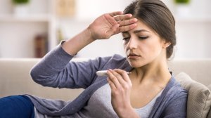 ΜΟΝΟΣ ΣΤΟ ΣΠΙΤΙ; Τι να κάνετε αν έχετε πυρετό