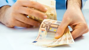 Φόρος 28% σε επαγγελματίες και επιχειρήσεις.Ποιοί εξαιρούνται 