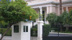 Έκτακτη Επικαιρότητα: Συνελήφθη ο άντρας που απειλούσε έξω από το Μαξίμου
