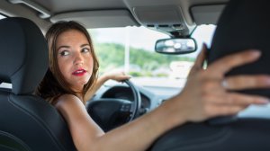 Πότε επιτρέπεται η προς τα πίσω κίνηση με το όχημα σας;