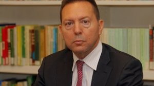 Στο χειρουργείο ο Στουρνάρας