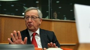 Να διασφαλιστεί η σταθερότητα του ευρώ ζητά ο Γιούνκερ 