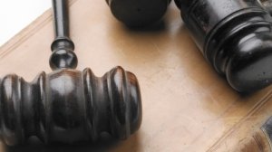 Εξώδικο σε ανήλικο έστειλε τράπεζα