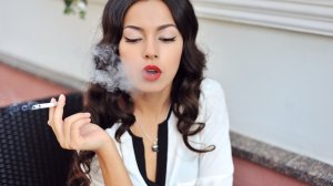 Ελλάδα: Μειώθηκαν οι καπνιστές, αυξήθηκαν οι παθητικοί καπνιστές