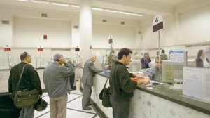 Ανοίγουν τη Δευτέρα οι τράπεζες. Τι συναλλαγές μπορείτε να κάνετε από τα γκισέ!