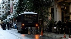 Πυροβολισμοί έξω από τα γραφεία του ΠΑΣΟΚ. Ένας αστυνομικός τραυματίας
