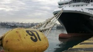 "Δεμένα" τα πλοία στα λιμάνια