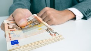 Χαράτσι 100 ευρώ το μήνα σε όλους τους ελεύθερους επαγγελματίες