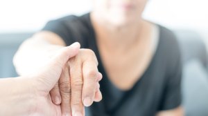Πως θα φροντίσετε έναν ασθενή με Αλτσχάϊμερ στην καθημερινή του ζωή