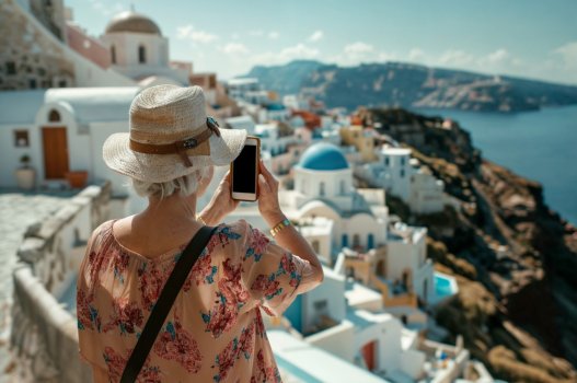 Σύνδρομο των Κυκλάδων: Πώς τα σοκάκια φθείρουν γόνατα & ισχία