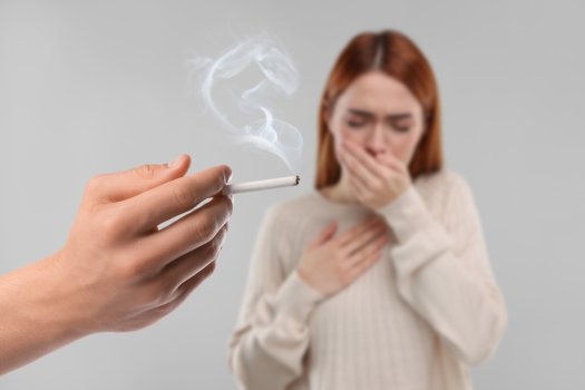 Τεράστιες οι επιπτώσεις στην ασφαλιστική αγορά από το παθητικό κάπνισμα: 2,7 δισεκατομμύρια άνθρωποι παγκοσμίως εκτίθενται
