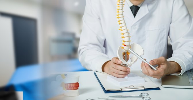 Metropolitan Hospital: Οστεοπόρωση – Ποια είναι τα σημάδια που δεν πρέπει να αγνοούμε