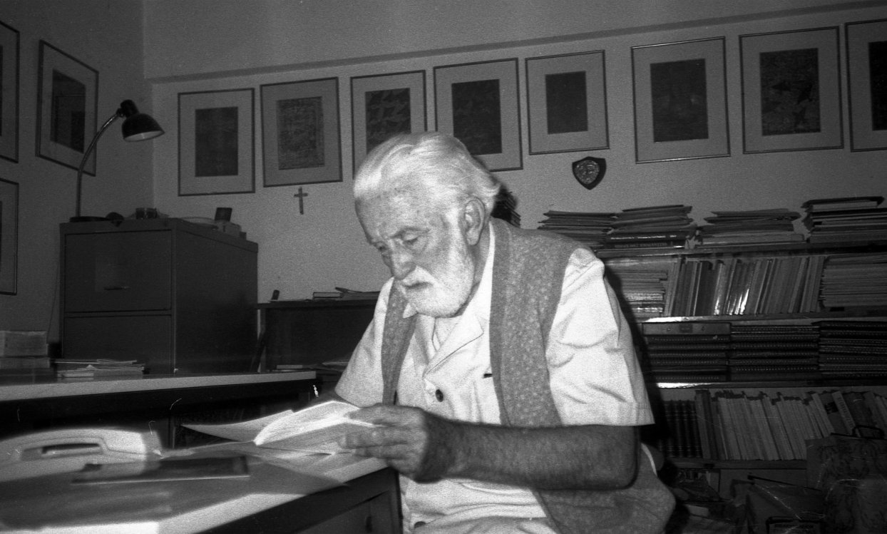 1 Pentzikis_in_his_home_office 1992.jpg