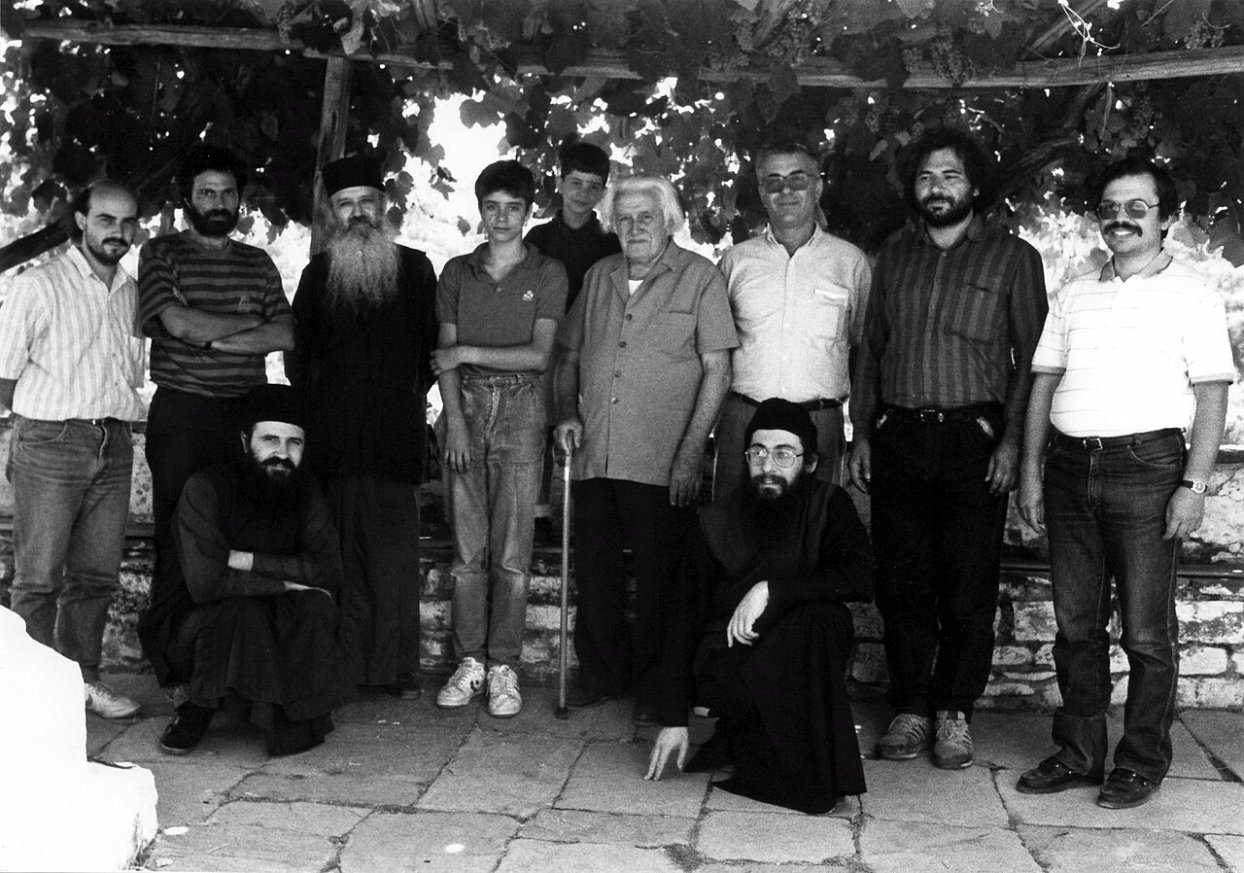 3 Ο Πεντζίκης με τον Θανάση Καρακατσάνη, μοναχούς και φίλους στη Μονή Σταυρονικήτα (1989).jpg