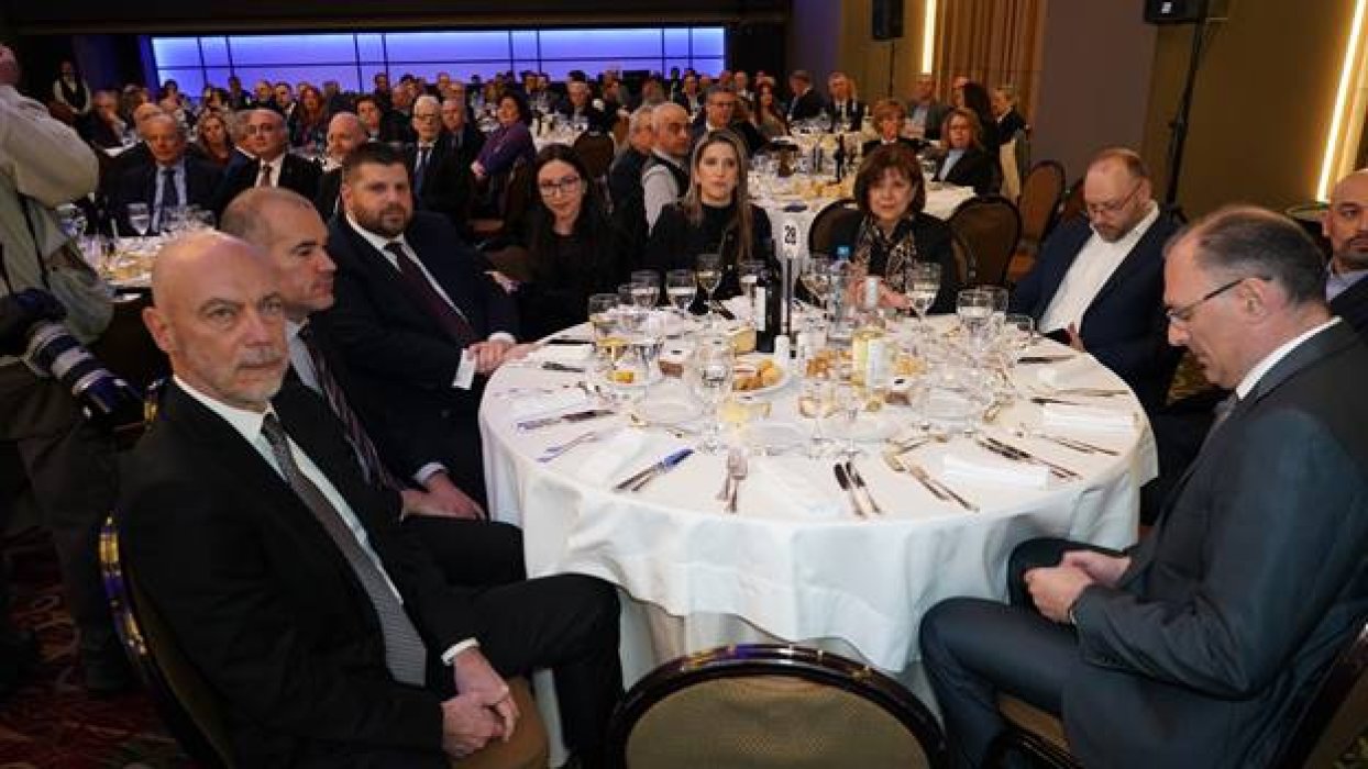 Εικόνα που περιέχει κουστούμι, ρουχισμός, άνδρας, άτομο
Το περιεχόμενο που δημιουργείται από τεχνολογία AI ενδέχεται να είναι εσφαλμένο.