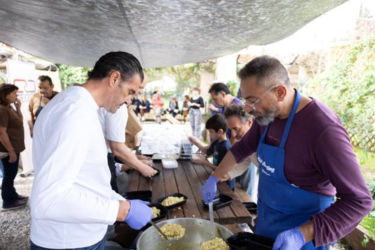 Εικόνα που περιέχει ρουχισμός, άτομο, άνδρας, άνθρωποι
Το περιεχόμενο που δημιουργείται από AI ενδέχεται να είναι εσφαλμένο.