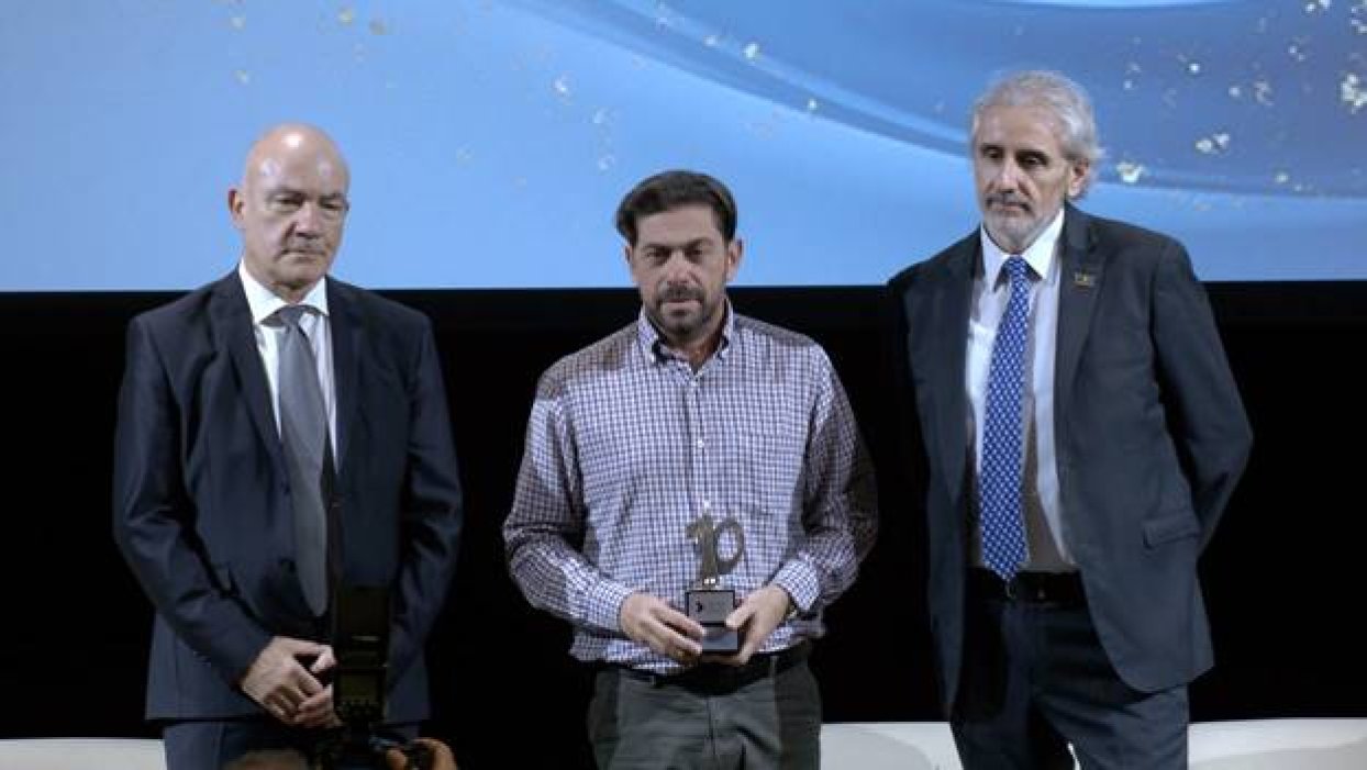 Εικόνα που περιέχει ρουχισμός, άτομο, ανθρώπινο πρόσωπο, άνδρας
Το περιεχόμενο που δημιουργείται από AI ενδέχεται να είναι εσφαλμένο.