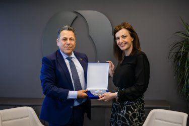 Εικόνα που περιέχει ρουχισμός, άνδρας, άτομο, κουστούμι
Το περιεχόμενο που δημιουργείται από τεχνολογία AI ενδέχεται να είναι εσφαλμένο.