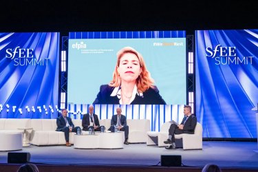 Εικόνα που περιέχει άτομο, κουστούμι, χαμόγελο, ανθρώπινο πρόσωπο
Το περιεχόμενο που δημιουργείται από τεχνολογία AI ενδέχεται να είναι εσφαλμένο.