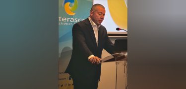 Εικόνα που περιέχει ρουχισμός, άτομο, ανθρώπινο πρόσωπο, χαμόγελο
Το περιεχόμενο που δημιουργείται από τεχνολογία AI ενδέχεται να είναι εσφαλμένο.