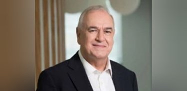 Εικόνα που περιέχει ρουχισμός, άτομο, ανθρώπινο πρόσωπο, χαμόγελο
Το περιεχόμενο που δημιουργείται από τεχνολογία AI ενδέχεται να είναι εσφαλμένο.