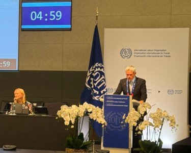 Εικόνα που περιέχει άνδρας, κουστούμι, άτομο, ρουχισμός
Το περιεχόμενο που δημιουργείται από τεχνολογία AI ενδέχεται να είναι εσφαλμένο.