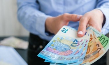 Εικόνα που περιέχει ανθρώπινο πρόσωπο, ρουχισμός, άτομο, χαμόγελο
Το περιεχόμενο που δημιουργείται από τεχνολογία AI ενδέχεται να είναι εσφαλμένο.