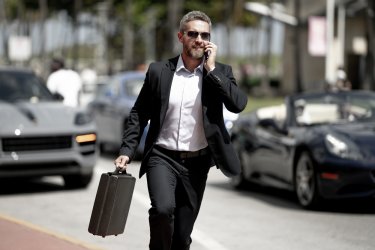 Εικόνα που περιέχει ανθρώπινο πρόσωπο, ρουχισμός, άτομο, άνδρας
Το περιεχόμενο που δημιουργείται από τεχνολογία AI ενδέχεται να είναι εσφαλμένο.