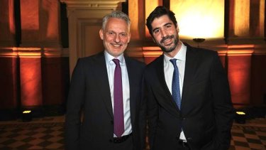 Εικόνα που περιέχει ανθρώπινο πρόσωπο, άτομο, ρουχισμός, χαμόγελο
Το περιεχόμενο που δημιουργείται από τεχνολογία AI ενδέχεται να είναι εσφαλμένο.
