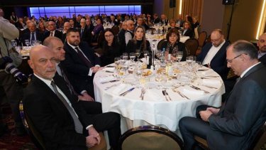 Εικόνα που περιέχει κουστούμι, ρουχισμός, άνδρας, άτομο
Το περιεχόμενο που δημιουργείται από τεχνολογία AI ενδέχεται να είναι εσφαλμένο.
