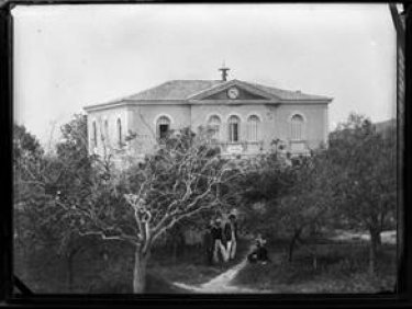 Εικόνα που περιέχει εξωτερικός χώρος/ύπαιθρος, ουρανός, δέντρο, παράθυρο
Το περιεχόμενο που δημιουργείται από τεχνολογία AI ενδέχεται να είναι εσφαλμένο.