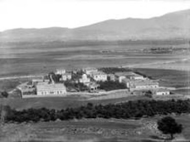 Εικόνα που περιέχει εξωτερικός χώρος/ύπαιθρος, σπίτι, ουρανός, δέντρο
Το περιεχόμενο που δημιουργείται από τεχνολογία AI ενδέχεται να είναι εσφαλμένο.