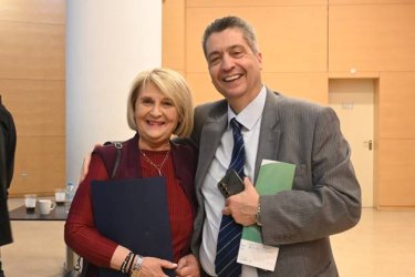 Εικόνα που περιέχει ρουχισμός, άτομο, ανθρώπινο πρόσωπο, χαμόγελο
Το περιεχόμενο που δημιουργείται από τεχνολογία AI ενδέχεται να είναι εσφαλμένο.