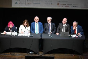 Εικόνα που περιέχει ρουχισμός, άτομο, εσωτερικός χώρος, ανθρώπινο πρόσωπο
Το περιεχόμενο που δημιουργείται από τεχνολογία AI ενδέχεται να είναι εσφαλμένο.